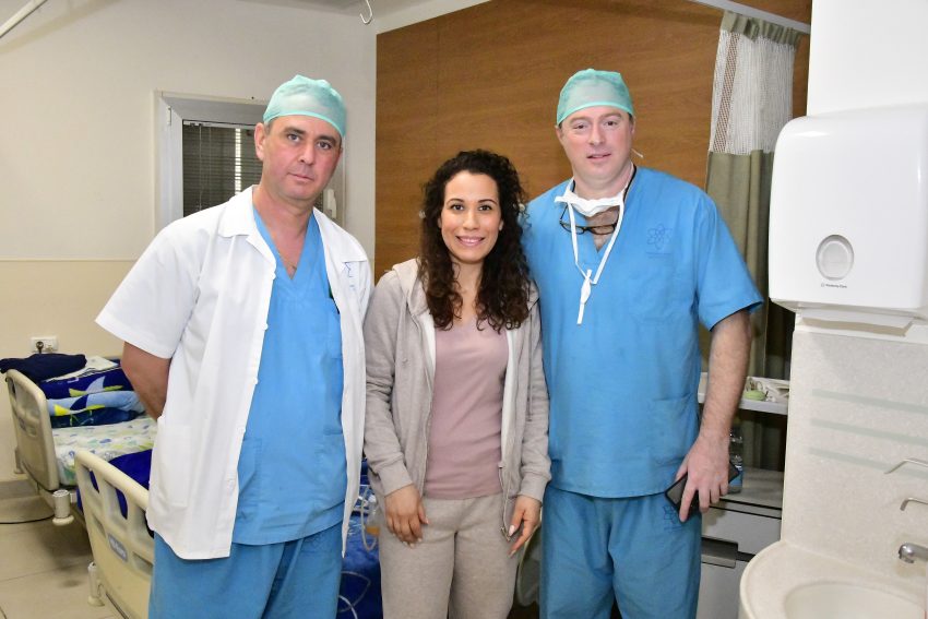 ד"ר אלי קקיאשווילי (מימין) וד"ר גאורגי בוגוסלבקי, עם המטופלת איילין עובדיאייב.צילום: רוני אלברט